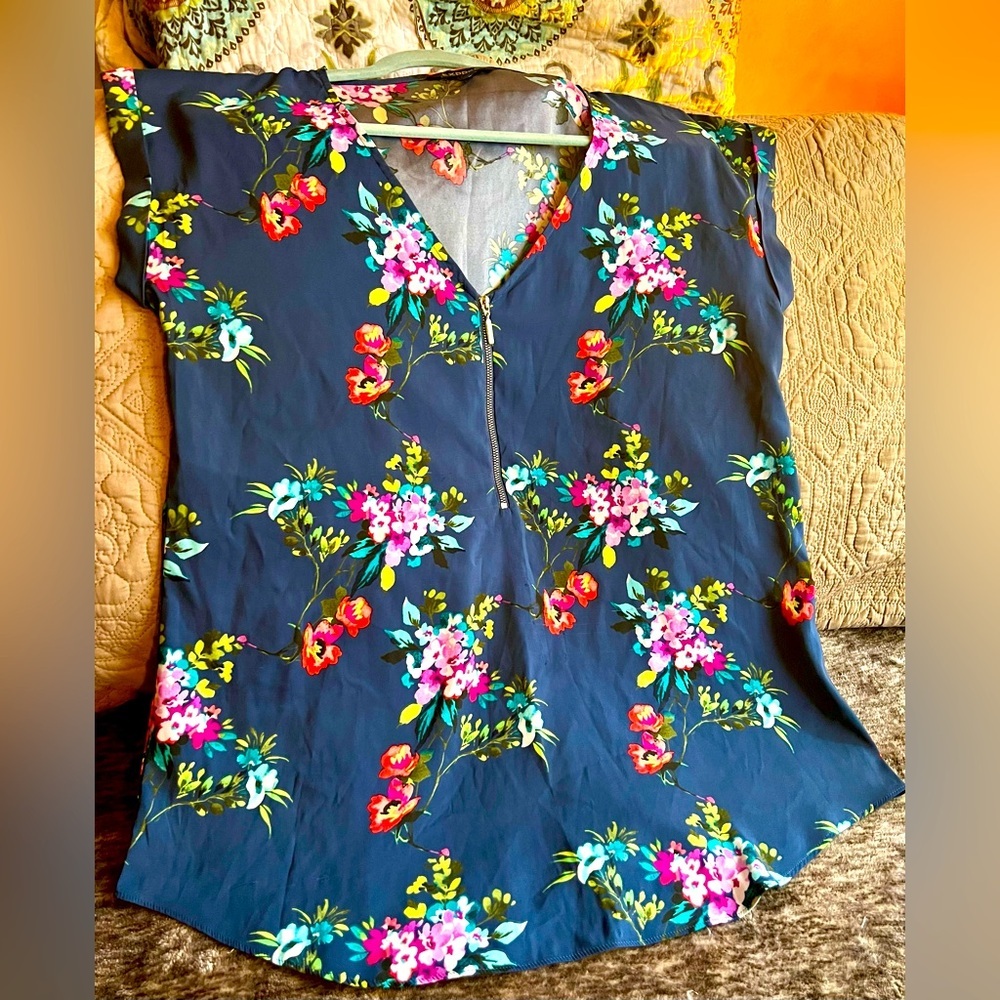 Express- Floral, V Neck with zipper detail. Size L